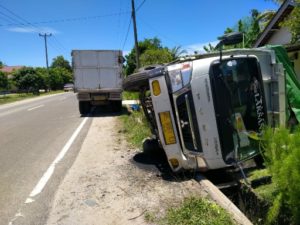 Truk Bermuatan 11 Ton Beras Terbalik