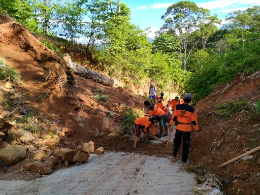 Dengan Alat Seadanya Satlak BPBD Bersihkan Material Longsor