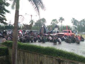 Doa Bersama dan Gema Takbir Mewarnai Aksi Massa di Kantor Gubernur Lampung