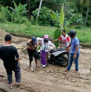 Mahasiswi STIKES Jadi Korban ‘Ngegusruk’ di Jalan Rusak Sukamaju Waylayap