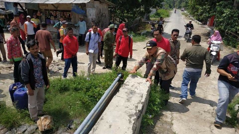 Respon Aspirasi Warga, Nanang Ermanto Tinjau dan Janji Perbaiki Jembatan di Berundung