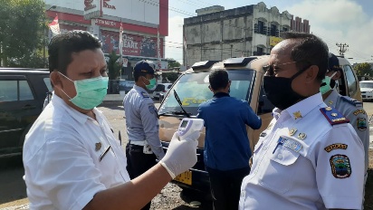 Cegah Penyebaran Covid-19, Dishub Lampung Selatan Semprot Disinfektan Sejumlah Angkot