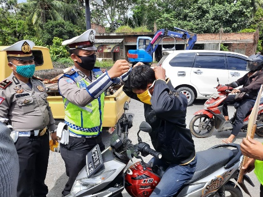 Polres Pesawaran Edukasi Soal Covid-19, Bagi Masker dan Nasi Kotak