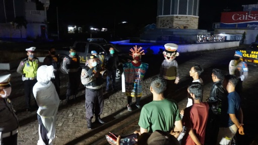 Figuran Pocong Ditengah Sosialisasi Bahaya Covid-19 Wilayah Hukum Polres Pesawaran