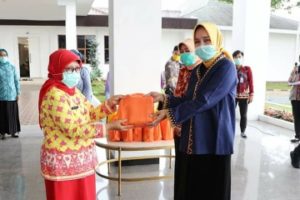 Program Jumat Barokah, Riana Sari Arinal Beri Bantuan Tenaga Medis