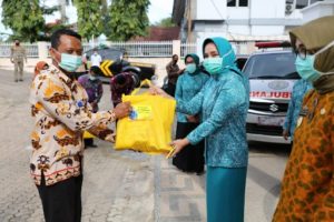 Riana Arinal Serahkan Bantuan Sembako untuk Petugas Non Medis RS Abdul Moeloek
