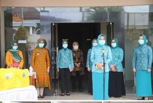 Sambut Ramadhan, Riana Sari Arinal Bagi Sembako Antisipasi Covid-19