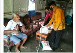 Wakil Walikota Metro Bantu Sembako Dua Warga Lansia di Kelurahan Yosomulyo