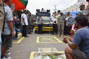 Tim Satgas Covid-19 Kota Metro Sosisalisasi Jaga Jarak di Area Pasar Cendrawasih