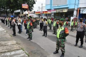Sosialisasi untuk Physical Distancing, Tim Satgas Covid-19 Metro Apel Gabungan