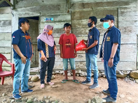 PWI Pesisir Barat Bagikan Beras pada Ratusan Warga Kurang Mampu