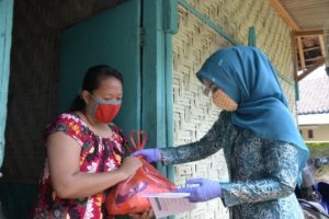 Program Siger, Nanda Indira Dendi Bagikan 100 Paket Sembako di Gedong Tataan