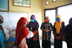 Septi Istiqlal Berikan Tali Asih untuk Guru PAUD di Kabupaten Pesisir Barat
