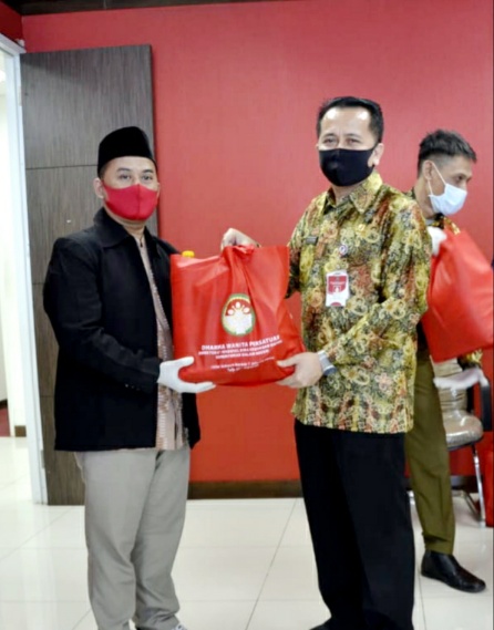 Dharma Wanita dan UPZ Ditjen Bina Keuangan Daerah Kemendagri Serahkan Paket Sembako