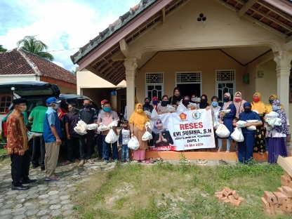 Reses, Anggota DPRD Pesawaran Evi Susina Pesan Cegah Covid-19 dan Bagi Sembako