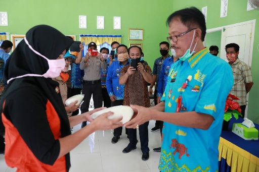 Antisipasi Lonjakan Harga, Bupati Kabupaten Pesisir Barat Operasi Pasar