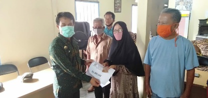 74 Warga Gunung Kemala Pesisir Barat Terima BLT-DD