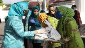 Jumat Barokah, Riana Sari Arinal Salurkan Bantuan Sembako