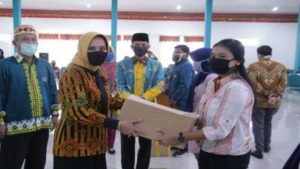 Riana Sari Arinal Bantu Paket Sembako Mahasiswa Pertanian Unila