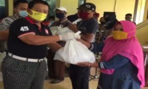 Gubernur Arinal Serahkan Bantuan Paket Sembako pada Pekerja Lapangan Golf