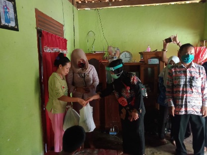 Ketua LPA Pesawaran Bersama Instansi Terkait Bantu Penderita Lumpuh di Desa Negeri Katon