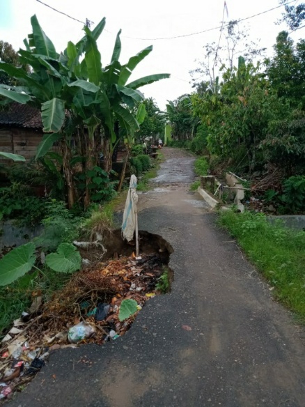 Sungai Dangkal dan Jalan Rusak di Desa Bogorejo Gedongtataan Mencemaskan