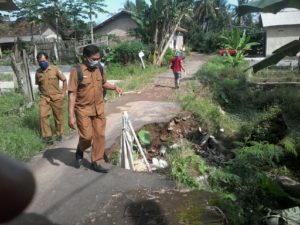 Dinas PU PERKIM Pesawaran Tengok Lokasi Jalan Ambrol di Desa Bogorejo