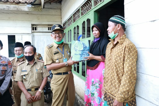 Bupati Pesisir Barat Serahkan Bantuan Paket Sembako Secara Simbolis di Dua Kecamatan