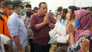 Tengok Warga Korban Banjir, Bupati Lampung Selatan Serahkan Bantuan