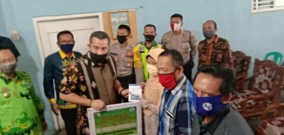 Bupati Pesawaran Secara Simbolis Serahkan 152 BLT-DD di Desa Pampangan