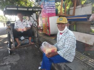 Senyum Sumringah Puluhan Tukang Becak Dapat Nasi Kotak Gratis dari WIZ Lampung