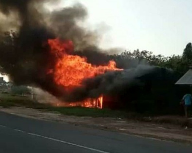 Damkar Telat Datang, 3 Bangunan di Simpang Tiga Panaragan Hangus Terbakar