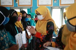 Septi Istiqlal Serahkan Insentif Kader Posyandu di Lemong