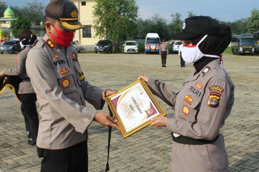 Juara 1 Lomba Vlog, Bripka Sisca Terima Penghargaan Kapolres Pesawaran