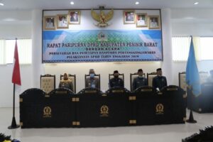 Bupati Pesisir Barat Teken Ranperda Pelaksanaan Pertanggungjawaban APBD 2019