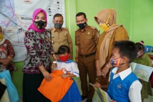 Peringatan Hari Anak Nasional, Kornelia Umar Bagi-bagi Abon Lele