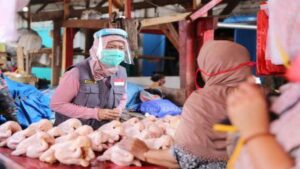Wagub Bagi-bagi Masker di Pasar, Pedagang Diminta Terus Gunakan Masker