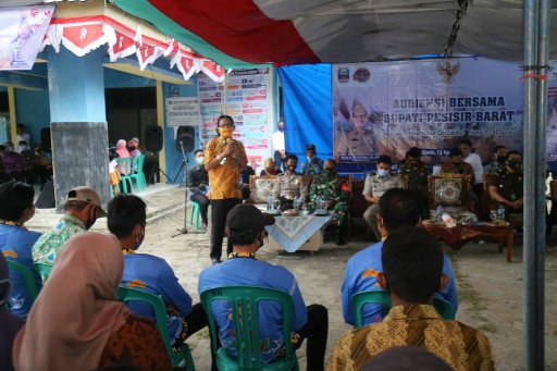 Secara Simbolis, Bupati Pesibar Serahkan 152 Sertifikat Tanah di Kecamatan Krui Selatan