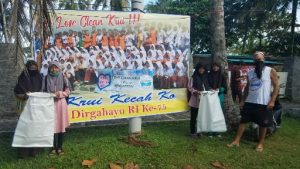 Koramil dan Komunitas Krui Kecahko Pasang Ratusan Karung Tempat Sampah