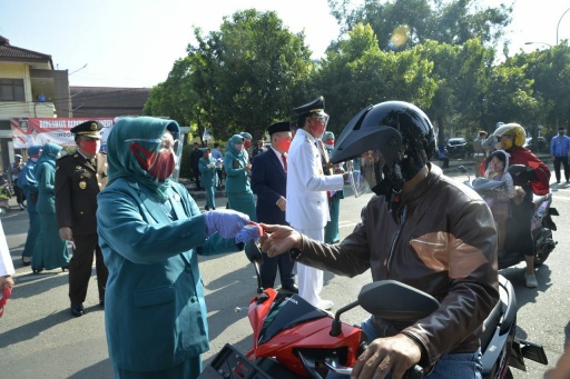 Usai Upacara HUT RI ke-75, PKK Kota Metro Bagikan Masker pada Masyarakat