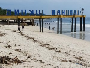 Momen HUT Kemerdekaan RI ke-75, Kawasan Wisata Pantai Labju Pesisir Barat Ramai Pengunjung