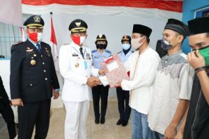 Bupati Agus Istiqlal Serahkan Remisi Umum Secara Simbolis