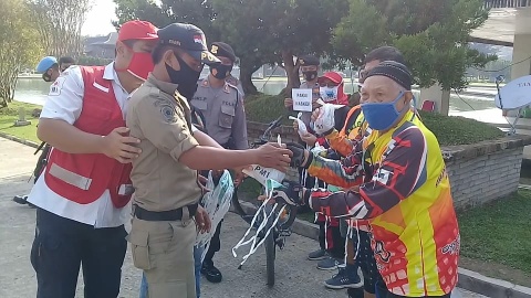 Kegiatan Sosial Mapolres-IWO-PMI Tulangbawang Barat Bagi Masker dan Sabun