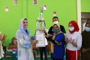 Baksos di Pringsewu, Riana Sari Arinal Serahkan 4 Piala Lomba