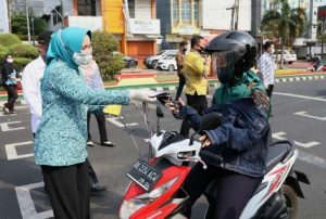 Riana Arinal Terus Lancarkan Aksi Gebrak Masker