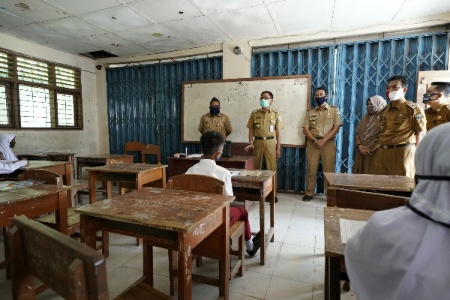 Bupati Pesisir Barat Pantau Uji Coba KBM Tatap Muka Pasca Pandemi Covid-19
