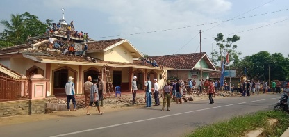 Gema Takbir Iringi Aksi Pembongkaran Madjid Baitul Hadi di Jalan Raya Kedondong
