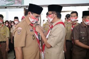 Hari Pramuka ke-59, Bupati Agus Istiqlal Sematkan Pin dan Piagam Lencana Pancawarsa