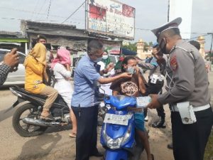 RS Assyifa Medika Daya Asri Gandeng Polsek Tumijajar Bagikan Masker Gratis