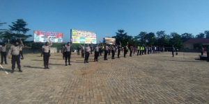 Jaga Imun Tubuh, Personel Polres Pesawaran Olahraga Sambil Berjemur